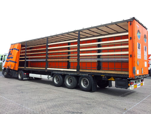 Oranger Ullrich Tautliner an Laderampe in Kaufungen