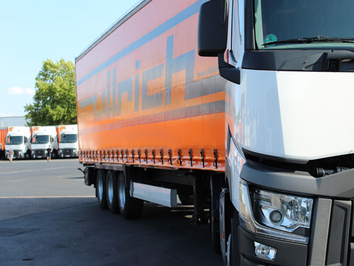 Oranger Ullrich LKW auf Parkplatz in Kaufungen